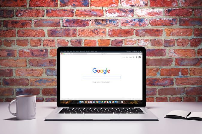 Una laptop sobre una mesa, lista para instalar las mejores extensiones de Chrome.