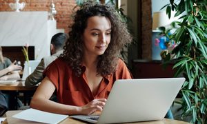 mejores bloqueadores de publicidad chrome mujer trabajando laptop