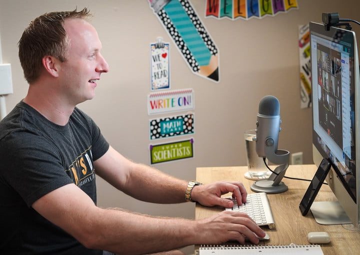 Hombre usando computadora iMac con webcam para aprender cómo grabar un video en Mac