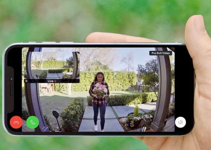 Un celular en la mano de una persona para ver una transmisión en vivo a través del Ring Video Doorbell y poder comparar Google Nest vs. Ring.