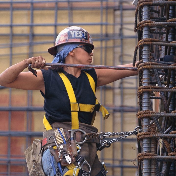 Una trabajadora latina del sector de la construcción