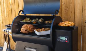 Parrilla de pellets Traeger Ironwood 885 utilizada para hacer pavo.