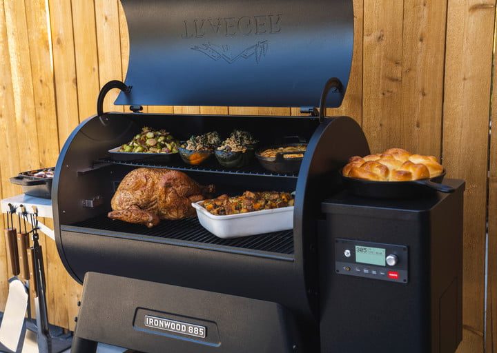 Parrilla de pellets Traeger Ironwood 885 utilizada para hacer pavo.
