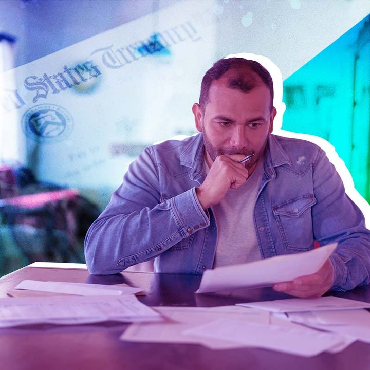 Un hombre mira con cara de preocupación una cuenta por pagar