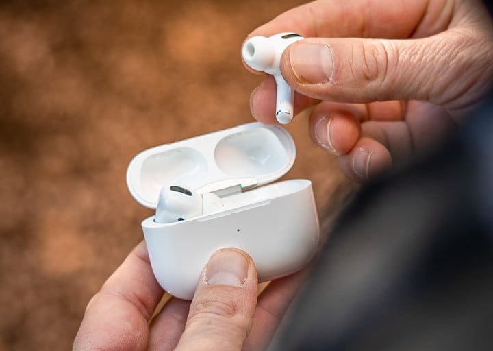Apple AirPods Pro y estuche de carga.