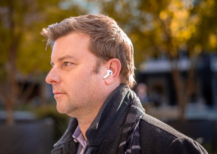 Hombre con AirPods Pro.