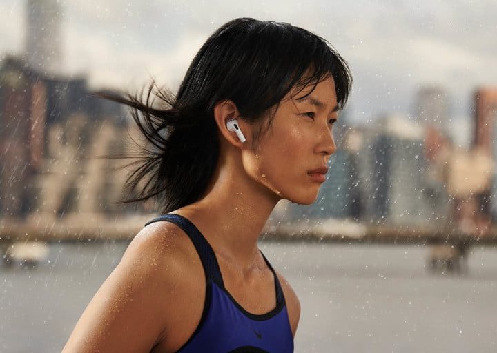 Mujer corriendo mientras usa los nuevos Airpods tercera generación.