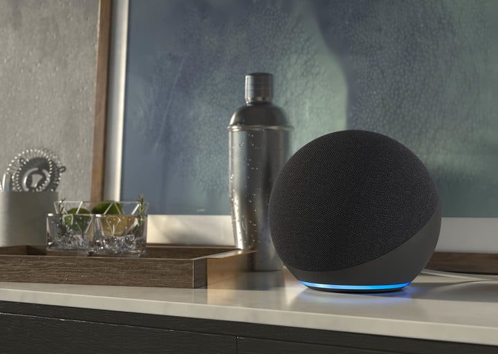 Amazon Echo sobre una mesa.