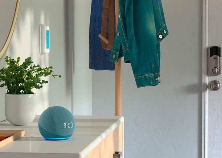 Dispositivo Echo con reloj sobre una mesita de noche para aprender cómo configurar un Amazon Echo