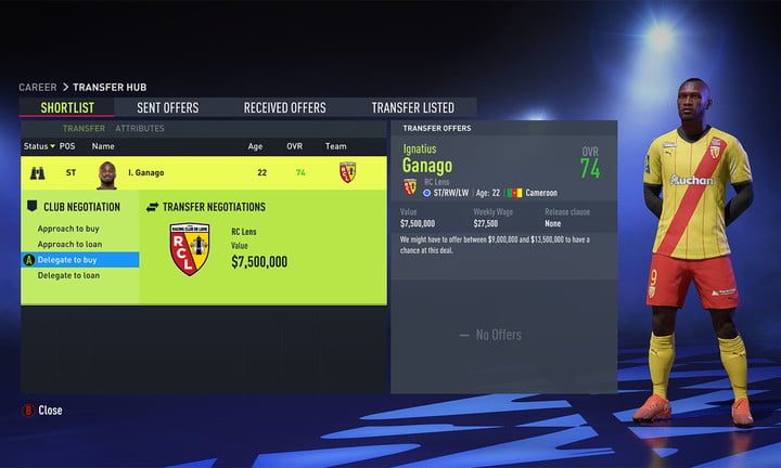 Una pantalla de transferencia de jugador en FIFA 22 con la opción de delegar la transferencia a un asistente.