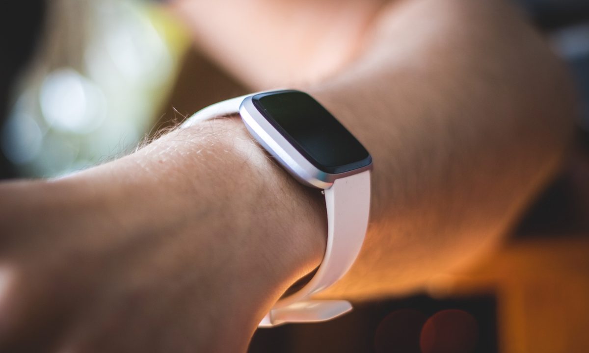 como reiniciar fitbit versa restablecer valores