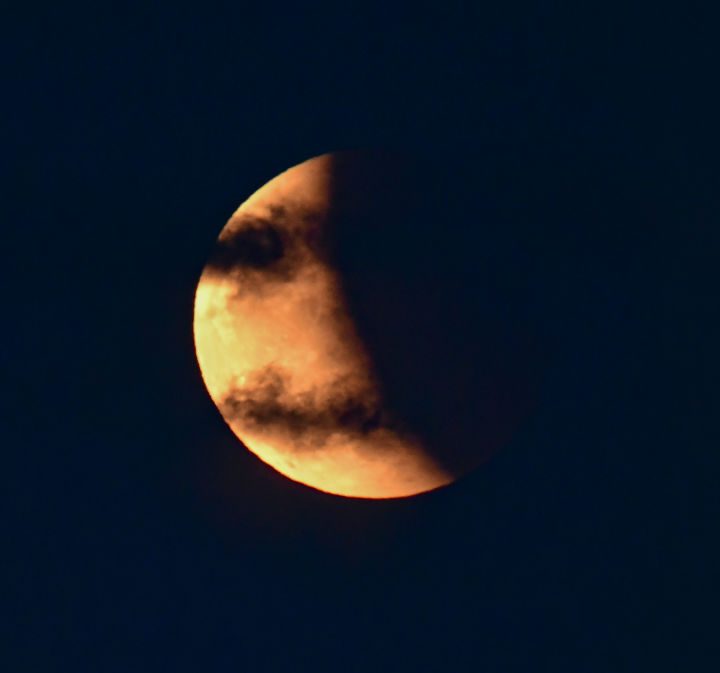 Una fotografía de un eclipse total de Luna