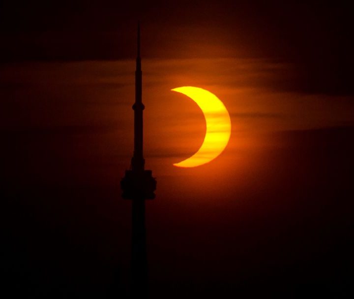 Una fotografía de un eclipse parcial de sol