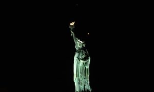 Saturno y Júpiter alineados detrás de la Estatua de la Libertad