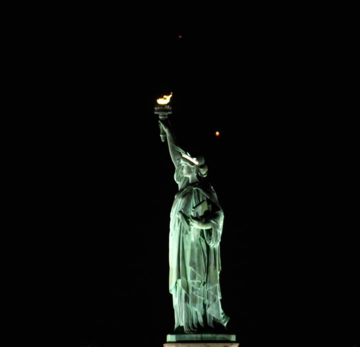 Saturno y Júpiter alineados detrás de la Estatua de la Libertad