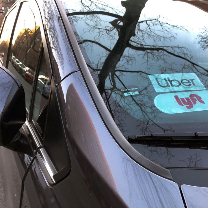 Un auto de Uber y Lyft en Nueva York