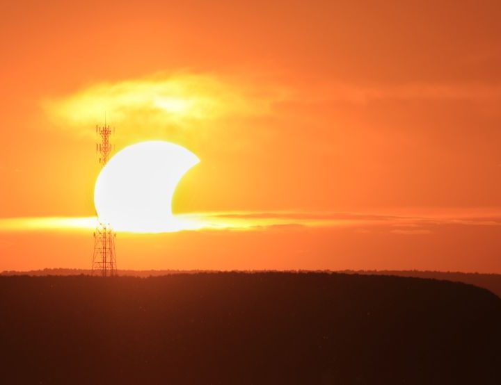 Una fotografía de un eclipse parcial de sol