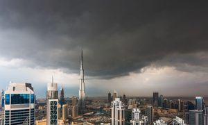 Nubes sobre los rascacielos de Dubái