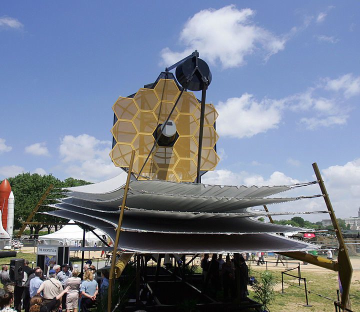 Una recreación a escala completa del telescopio espacial James Webb