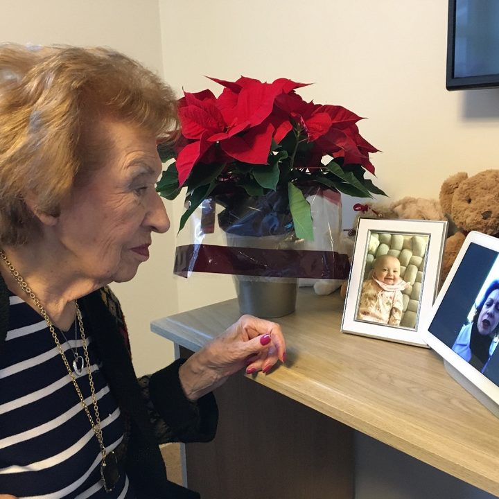 Pantalla inteligente para adultos mayores