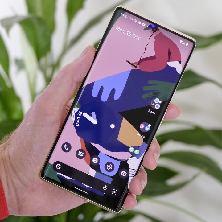 Una persona con un celular en la mano, para comparar al Google Pixel 6 Pro vs. iPhone 13 Pro.