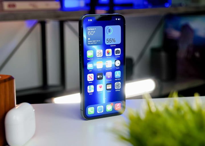 El iPhone 13 Pro de pie sobre un escritorio.
