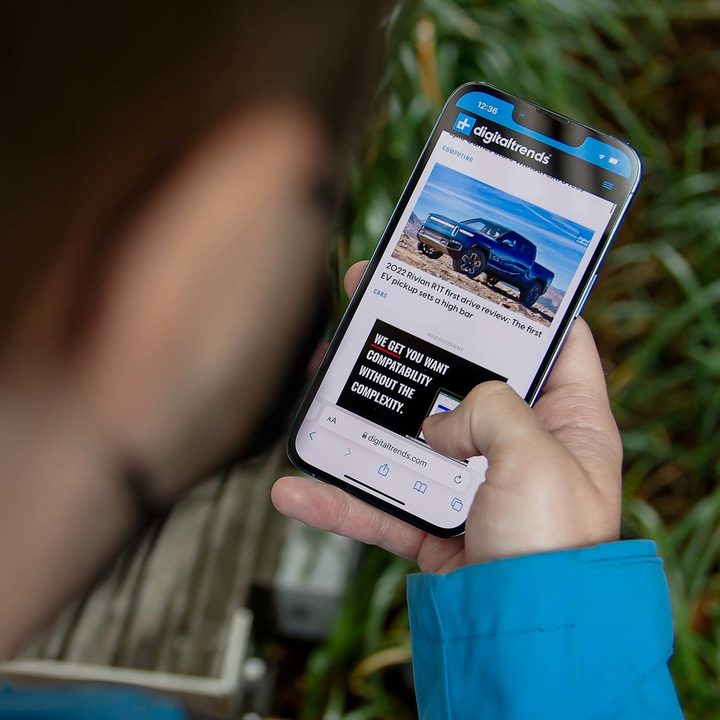 Una persona con un celular en la mano, para comparar al Google Pixel 6 Pro vs. iPhone 13 Pro.