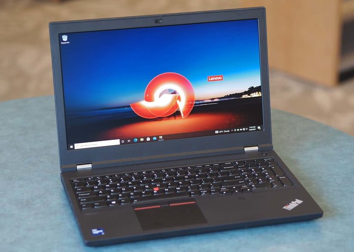 Lenovo ThinkPad P15 Gen 2 sobre una mesa.
