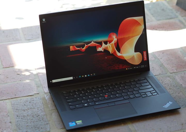 Lenovo ThinkPad X1 Extreme Gen 4 sobre el piso de ladrillo rojo.