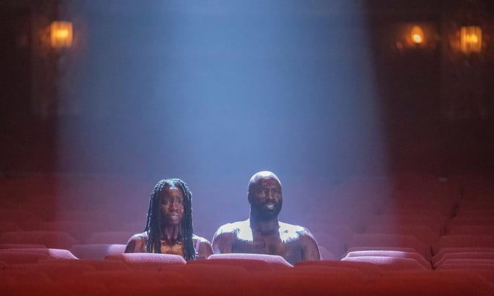 Danai Gurira y Mike Colter en Monsterland en Hulu.