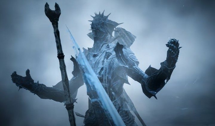 Personaje principal de Mortal Shell con un báculo entre sus manos abiertas.