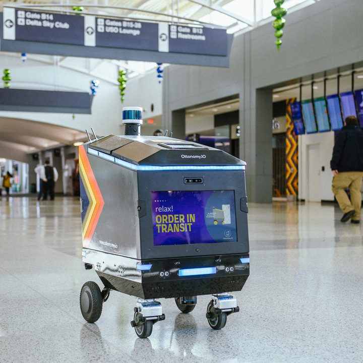 El robot repartidor Ottobot del aeropuerto de Cincinnati
