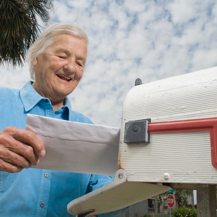 Una mujer envía una solicitud para el Seguro Social