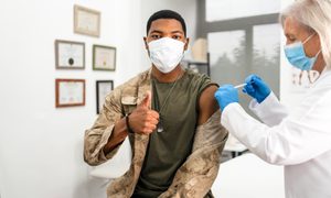 estados unidos despide militares negaron a vacunas doctor  injecting covid 19 vaccine to soldier