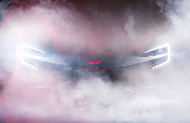 Frontal de vehículo no identificado cubierto de humo, donde se destacan las siglas de STi, programa de automovilismo deportivo de Subaru.