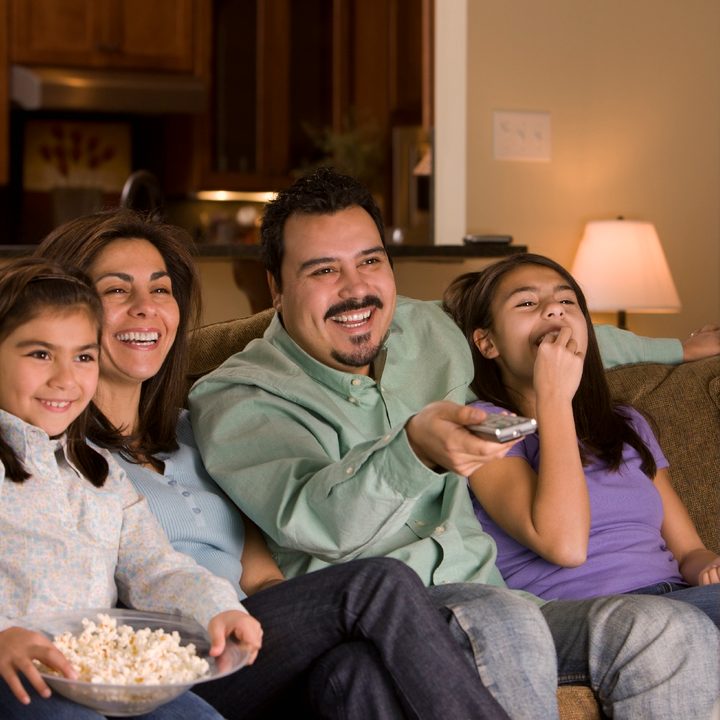 Una familia latina viendo televisión