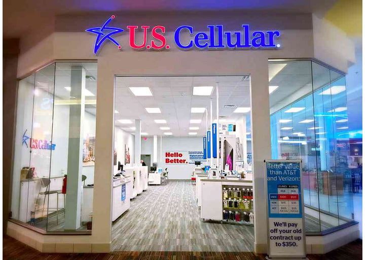 Vista al interior de un local de U.S. Cellular.
