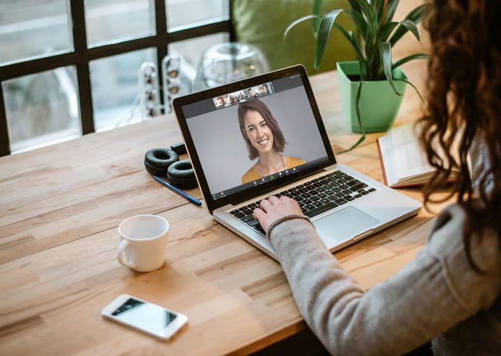 Una mujer en videollamada con otra mujer a través de Zoom, tratando de corregir uno de los problemas más comunes en Zoom
