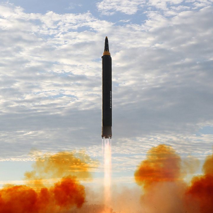La imagen muestra un misil balístico lanzado por Corea del Norte.