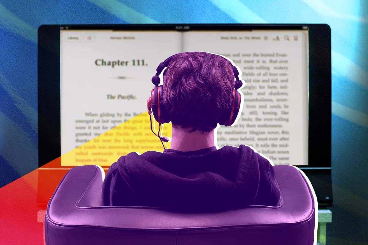 Joven con audífonos gamer sentado en un sillón dando la espalda. Al fondo, aparece un libro abierto de frente.