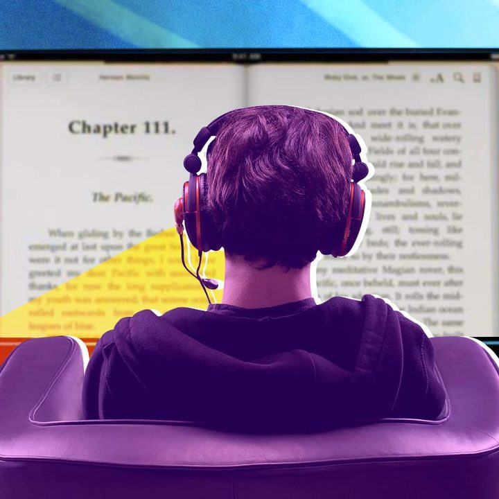 Joven con audífonos gamer sentado en un sillón dando la espalda. Al fondo, aparece un libro abierto de frente.