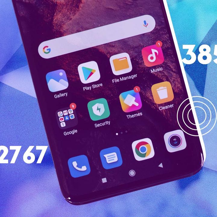 Un teléfono inteligente mostrando las aplicaciones en su pantalla de inicio, junto con unos códigos USSD flotando en sus costados.