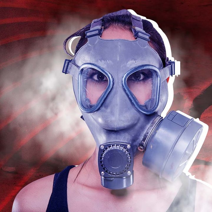Una mujer con una máscara de gas.