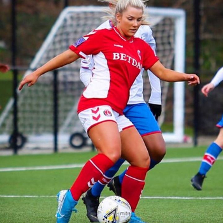 La imagen muestra a la ex futbolista del Charlton inglés, Madelene Wright.