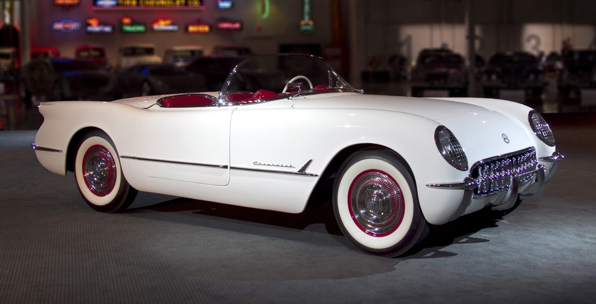 Vista dos cuatros del Chevrolet Corvette 1953 blanco.