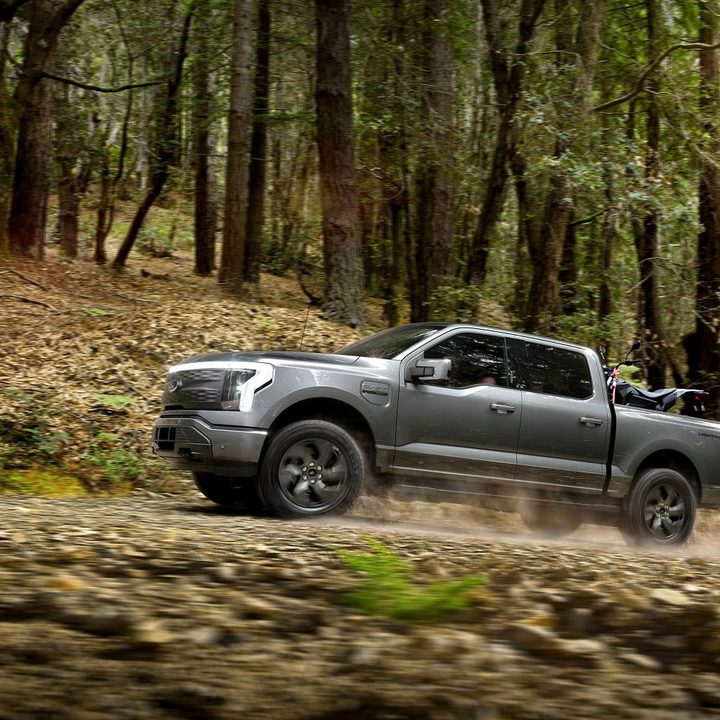 ford f 150 lightning vs chevrolet silverado ev 2022 lariat