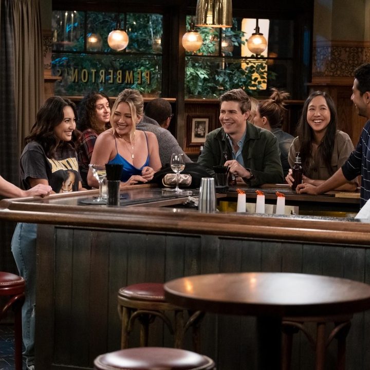 La imagen muestra una escena de la serie How I Met Your Father de Hulu.