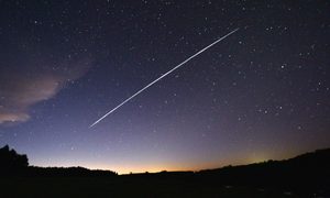 La imagen de larga exposición muestra el tránsito de un satélite de Starlink sobre Uruguay.