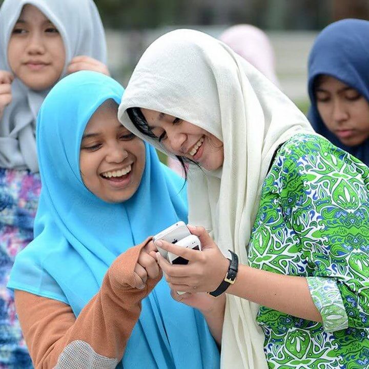 Mujeres utilizando teléfonos móviles en Indonesia.