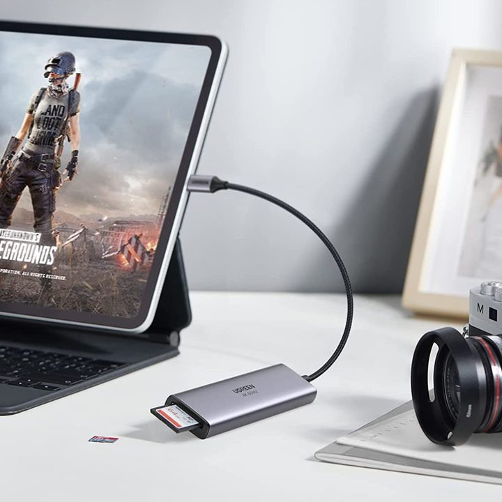 Hub USB-C conectado a una tableta, la cual está montada sobre un escritorio.